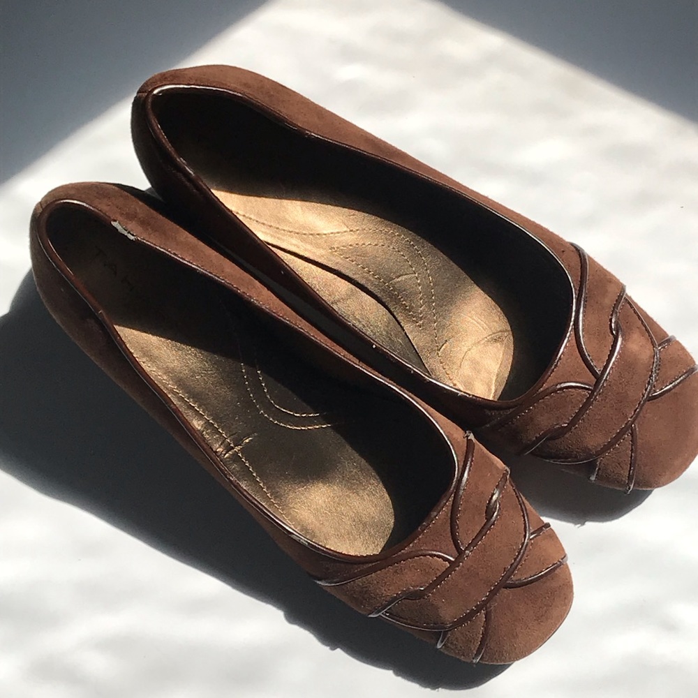Tahari Sharp Brown suede pumps leather trim  8M